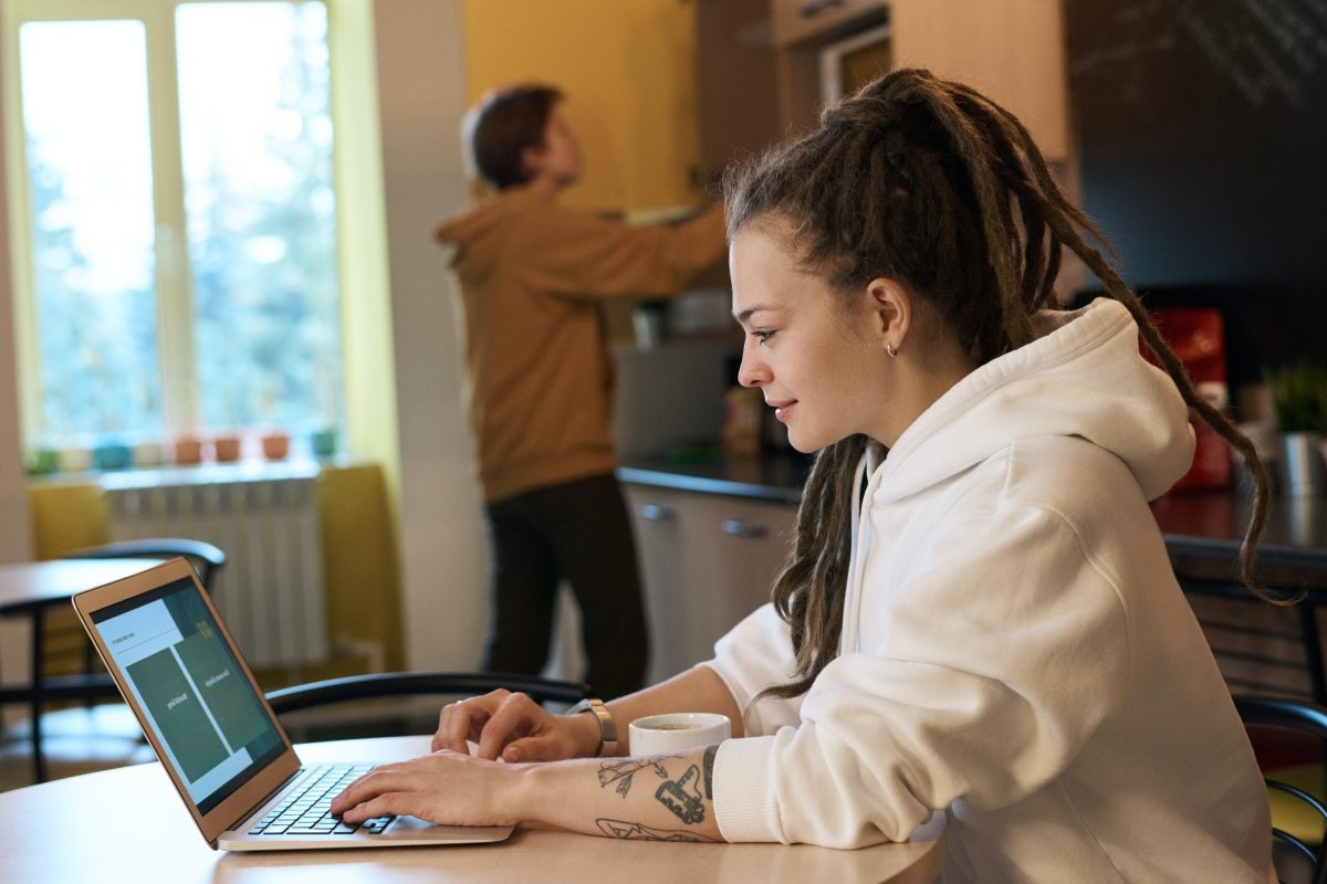 Optimized-shallow-focus-photo-of-woman-using-a-laptop-3182792